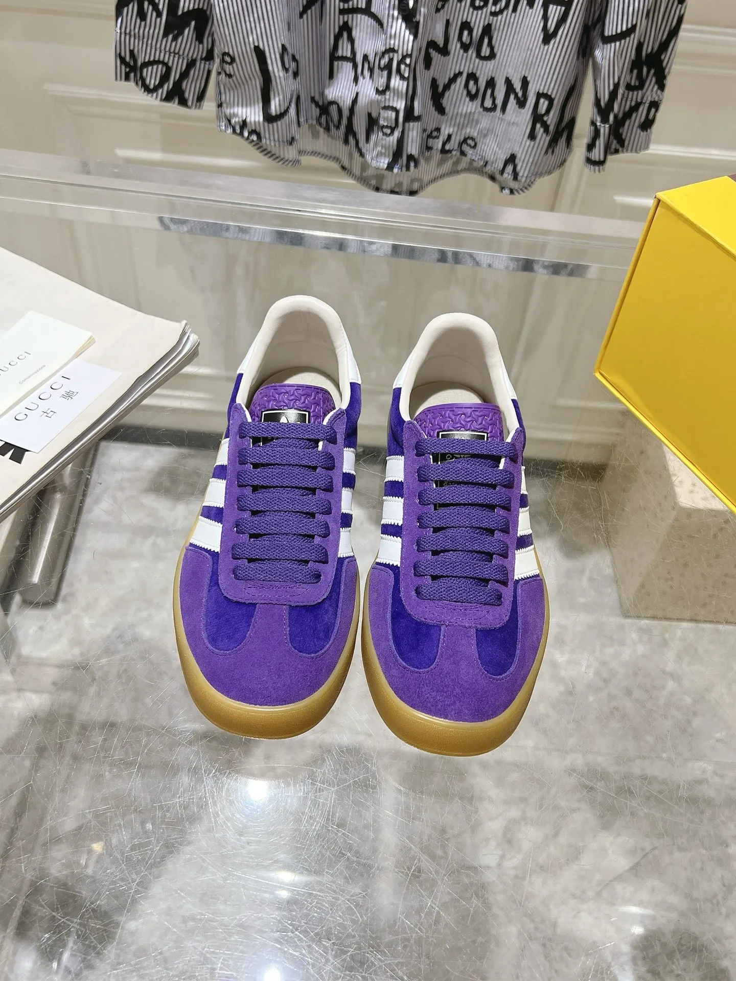 👟👟Ex-factory price 520👟👟Gucci&adidas joint limited edition couple's sneakers. A super nice joint casual sneaker with rich and bold colors! It showed everyone a completely different charm from the past! Combining retro style and youthful sports style to create a new aesthetic! Vitality yet stylish at the same time! ! Upper - made of cowhide, cowhide, cloth. Lining - sheepskin lining for foot pads. Sole - original open-molded beef tendon non-slip and wear-resistant outsole. Size: 35-47 (couple style)
